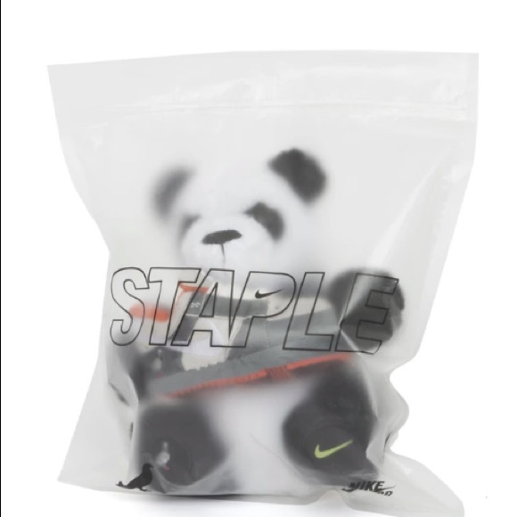 Nike SB x Staple: Plush “Panda Pigeon” - Picture 3 of 3
